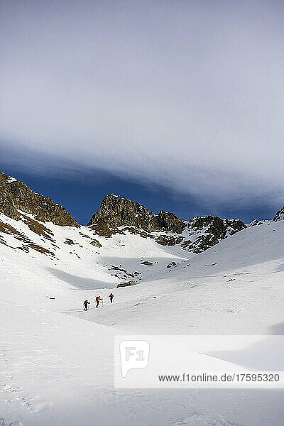Skibergsteiger wandern auf Schnee in Richtung Berg in den Orobischen Alpen im Veltlin  Italien