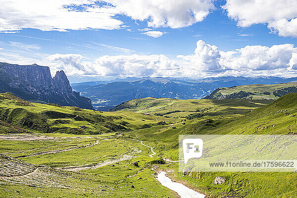 Italien  Südtirol  Sommerwolken über der Seiser Alm mit Schlern im Hintergrund