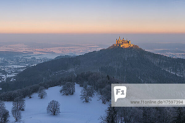 Deutschland  Baden-Württemberg  Blick auf den Berg Hohenzollern und die Burg im Wintermorgen