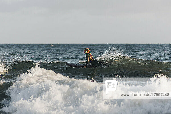 Frau im Neoprenanzug surft im Meer  Gran Canaria  Kanarische Inseln