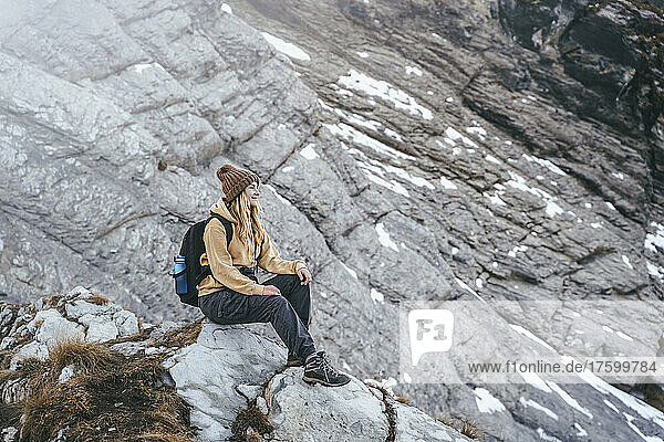 Frau sitzt auf einem Berg im Kaukasus-Naturreservat in Sotschi  Russland