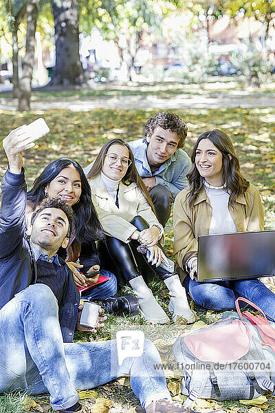 Gemischtrassige Studenten verbringen ihre Freizeit auf dem Universitätscampus