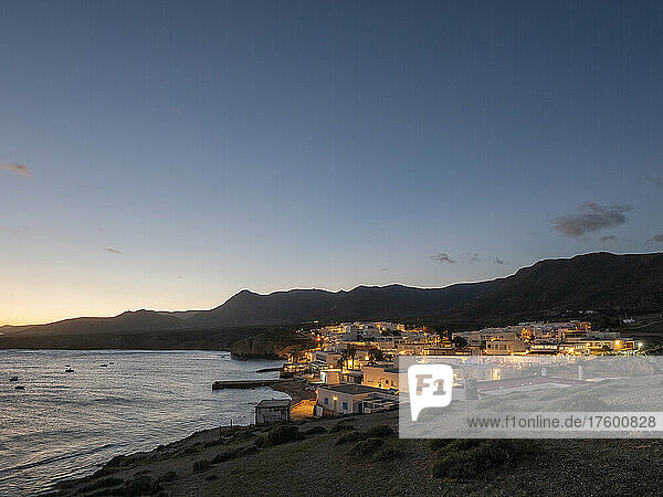 Spanien  Provinz Almeria  Isleta del Moro  Fischerdorf in Cabo de Gata in der Abenddämmerung