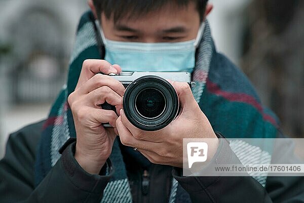 Mann hält Kamera  fotografiert  Fotograf  Fotografie