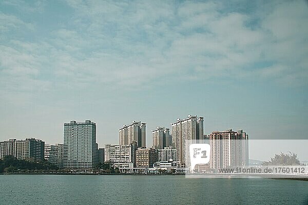 Hohe Gebäude am Wasser in Macau  China  Asien