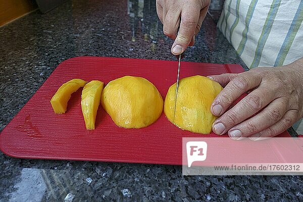 Schwäbische Küche  Mango schneiden zu süße Flädle  Messer  Schneidebrett  Dessert  Nachspeise  Nachtisch  Männerhände  Deutschland  Europa