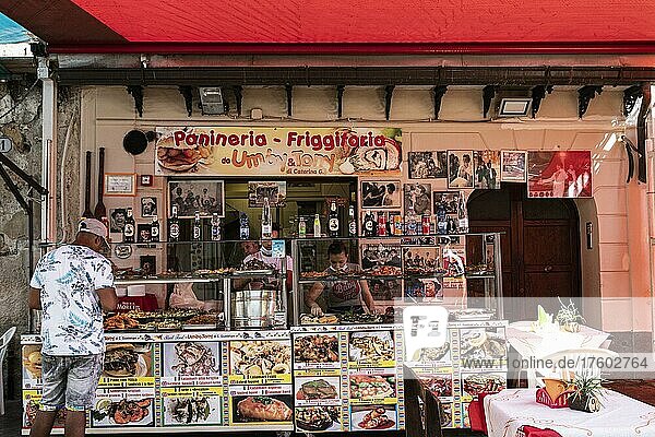 Imbiss  Spezialitäten  Ballaro Markt  ältester Straßenmarkt in Palermo  Albergheria Viertel  Palermo  Sizilien  Italien  Europa