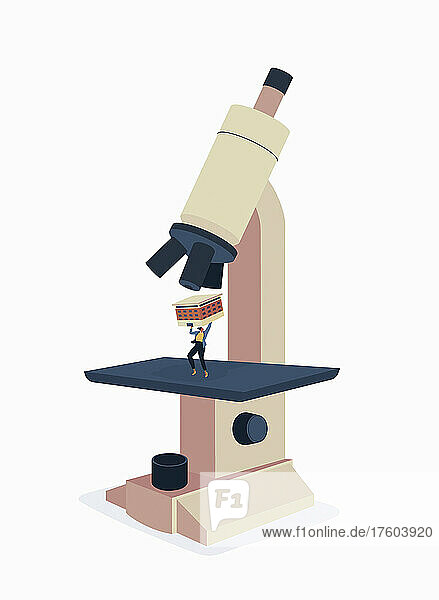 Frau hält Bürogebäude unter dem Mikroskop hoch