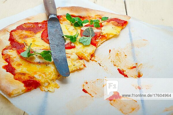 Traditionelle italienische Pizza Margherita mit Tomate, Mozzarella und ...