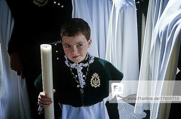 Achild in der jeweiligen Uniform der Bruderschaft während der Semana Santa in Sevilla  Andalusien  Spanien  Europa