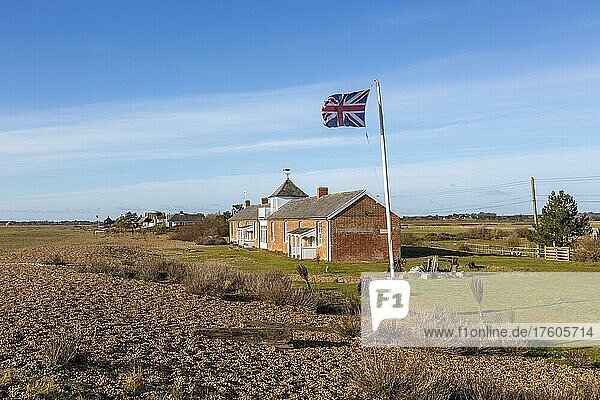 Häuser am Strand des Küstenortes Shingle Street  Hollesley Bay  Suffolk  England  Flagge des Union Jack