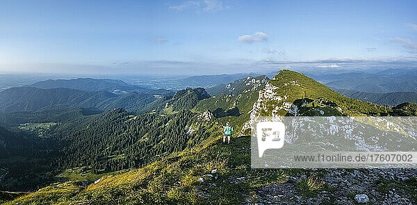 Wanderer  Wanderung zur Benediktenwand  Berge und Landschaft  Bayrische Voralpenlandschaft  Benediktbeuern  Bayern  Deutschland  Europa