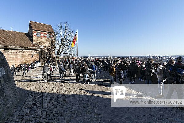 Touristen auf der Burgfreiung der Kaiserburg  Nürnberg  Mittelfranken  Bayern  Deutschland  Europa