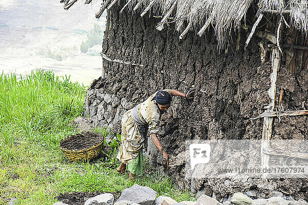 Trocknen von Kuhfladen an der Seite eines Hauses im äthiopischen Hochland; Äthiopien
