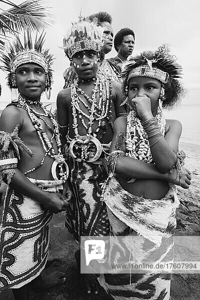 Dorfmädchen in Kleidern aus Tapa-Rindenstoff bereiten sich auf die Aufführung eines traditionellen melanesischen Stammestanzes in der Oro-Provinz von Papua-Neuguinea vor; Buna Beach  Oro-Provinz  Papua-Neuguinea