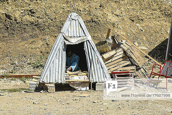 Ein in Armut lebender Mann in einer kleinen Wellblechhütte in Äthiopien; Äthiopien