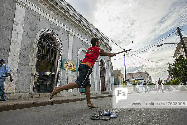 Mehrere junge Männer spielen Baseball in den Straßen von Cienfuegos  Kuba; Cienfuegos  Kuba