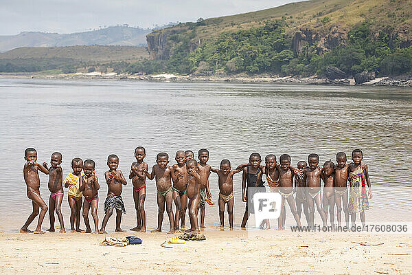 Junge kongolesische Kinder spielen am Strand des Kongo-Flusses; Bulu  Demokratische Republik Kongo.