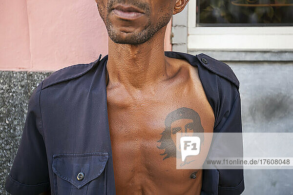 Vor der Floridita Bar in der Innenstadt von Havanna  Kuba  hat ein Mann eine Tätowierung des Revolutionärs Che Guevara auf der Brust; Havanna  Kuba