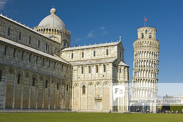 Der schiefe Turm von Pisa und der Dom von Pisa  Domplatz; Pisa  Toskana  Italien