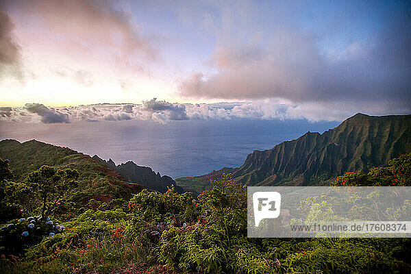 Landschaftlicher Überblick über das Kalalau-Tal bei Sonnenuntergang; Kauai  Hawaii  Vereinigte Staaten von Amerika