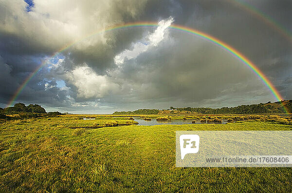 Ein doppelter Regenbogen in der Landschaft entlang der Route nach Punihuil  westlich von Ancud  Chiloe  Chile; Insel Chiloe  Chile