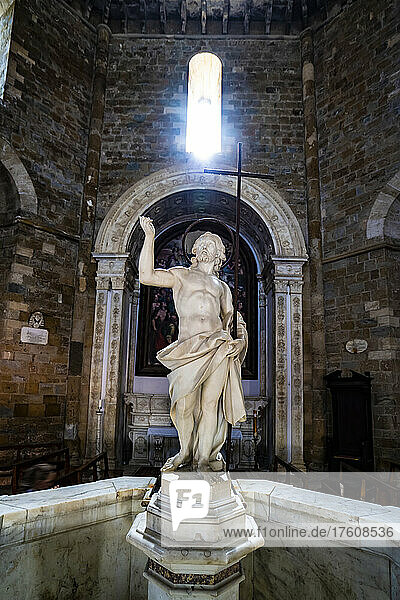 Statue des Heiligen Johannes des Täufers im Baptisterium von San Giovanni  einem achteckigen religiösen Gebäude aus dem 13. Jahrhundert in der historischen Altstadt von Volterra; Volterra  Toskana  Italien