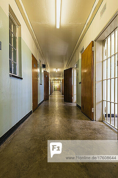 Korridor im Robben Island-Gefängnis in Südafrika; Robben Island  Kapstadt  Westkap  Südafrika