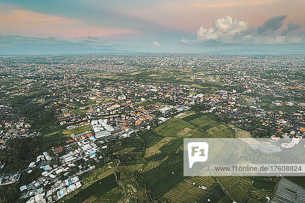 Drohnenansicht des Stadtbilds von Canggu  Bali  Indonesien; Canggu  Bali  Indonesien