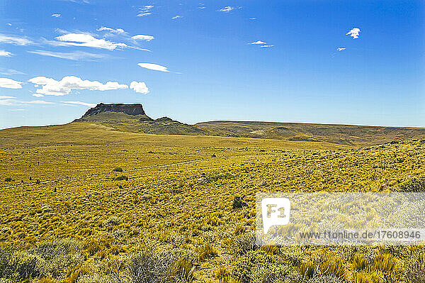 Weite  trockene Landschaft an der Route 40  in der Nähe des Dorfes Bajo Caracoles  in der Wildnis Patagoniens  Argentinien; Argentinien