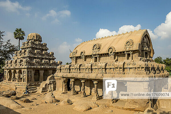 Die Arjuna- und Bhima-Rathas  zwei der fünf in Granit gehauenen Ratha-Monolithen in Mahabalipuram; Chengalpattu  Tamil Nadu  Indien