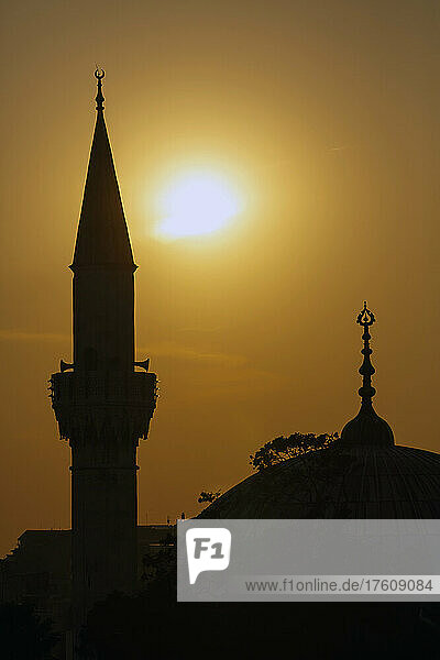 Minarett einer Moschee bei Sonnenuntergang; Istanbul  Provinz Istanbul  Türkei