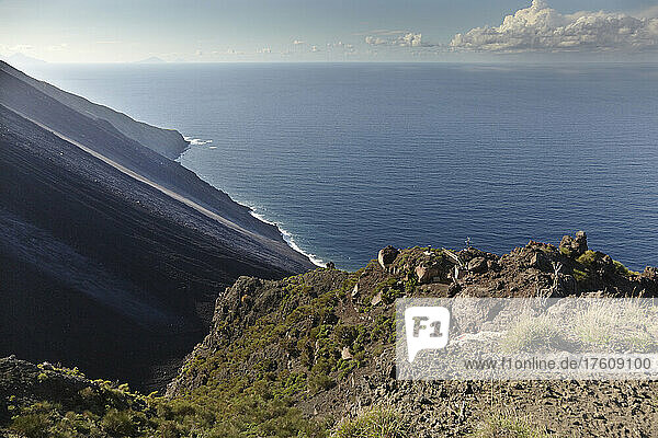 Die vulkanischen Hänge und die Küste von Stromboli  Äolische Inseln  Italien; Insel Stromboli  Äolische Inseln  Sizilien  Italien.