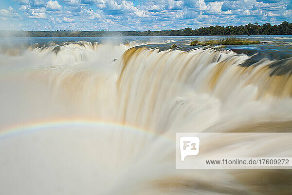 Ein Regenbogen über dem Devil's Throat Overlook an den Iguazu-Fällen.