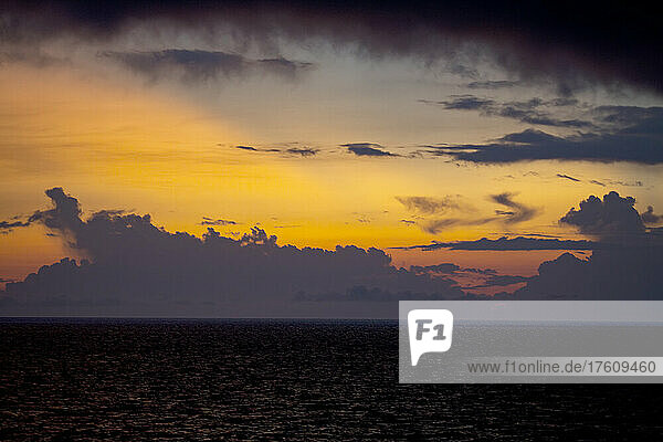 Tropischer Sonnenuntergang über der Salomonsee vor der Küste der Provinz Morobe; Marobe  Papua-Neuguinea
