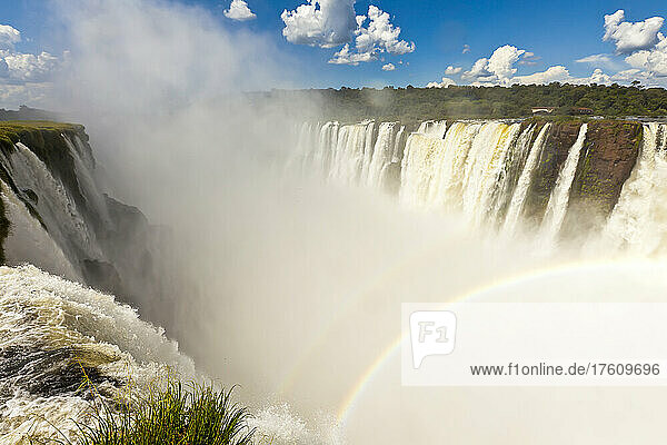 Blick auf einen doppelten Regenbogen vom Aussichtspunkt Devil's Throat an den Iguazu-Fällen.