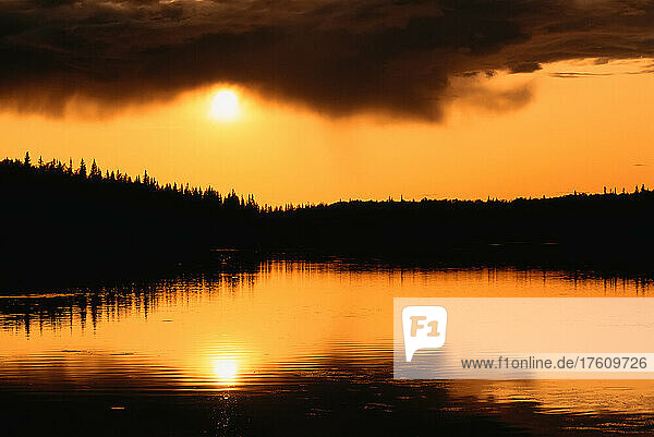 Sonnenuntergang am Hanging Heart Lake  Prince Albert National Park  Saskatchewan  Kanada
