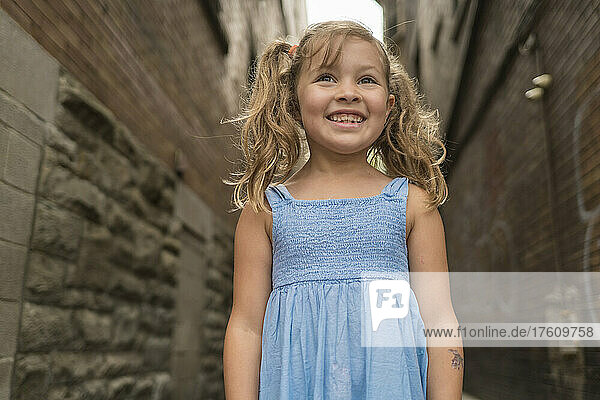 Porträt eines jungen Mädchens im Freien  das in einer Gasse steht; Toronto  Ontario  Kanada