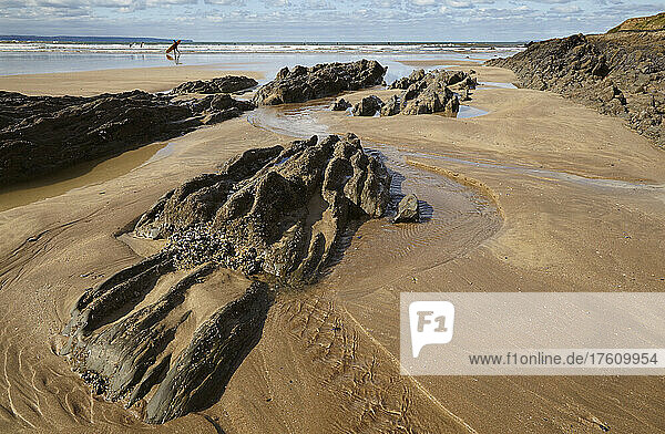 Felsen und Tümpel an einem Strand bei Ebbe in Saunton Sands  Devon  England  Großbritannien; Saunton Sands  Braunton  Barnstaple  Nord-Devon  Südwest-England  Großbritannien  Vereinigtes Königreich.