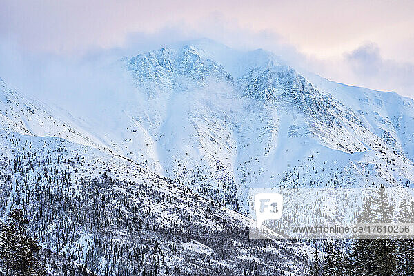 Sonnenaufgang über den Bergen von Grey Ridge im Winter; Whitehorse  Yukon  Kanada