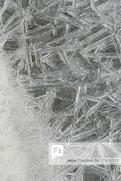 Nahaufnahme von Eiskristalldetails im schmelzenden Schnee und Eis am Ufer des Kotzebue Sound im Frühling; Kotzebue  Nordwest-Alaska  Alaska  Vereinigte Staaten von Amerika