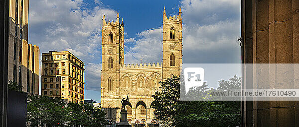 Basilika Notre-Dame und Maisonneuve-Denkmal in Montreal; Montreal  Quebec  Kanada