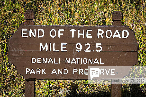 Nahaufnahme des Schildes End of the Road Mile 92.5 am Ende der Park Road im Denali National Park & Reserve an einem sonnigen Tag im Herbst; Denali National Park & Preserve  Inneres Alaska  Alaska  Vereinigte Staaten von Amerika