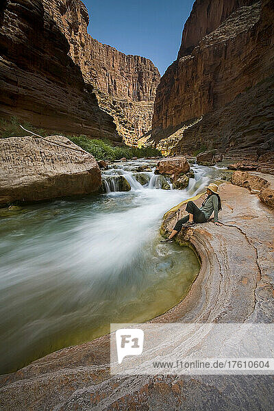 Frau beim Entspannen  Havasu Creek  Havasu Canyon  Grand Canyon  Arizona.