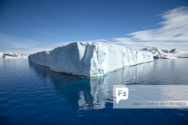 Die Ecke eines tafelförmigen Eisbergs im Ozean.