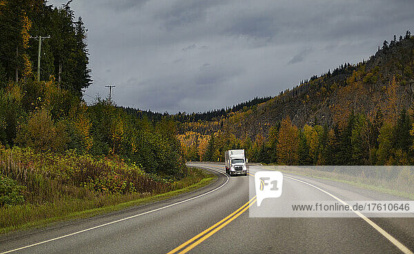 Transportfahrzeug auf dem Highway 16 mit herbstlich gefärbten Bäumen am Straßenrand; British Columbia  Kanada