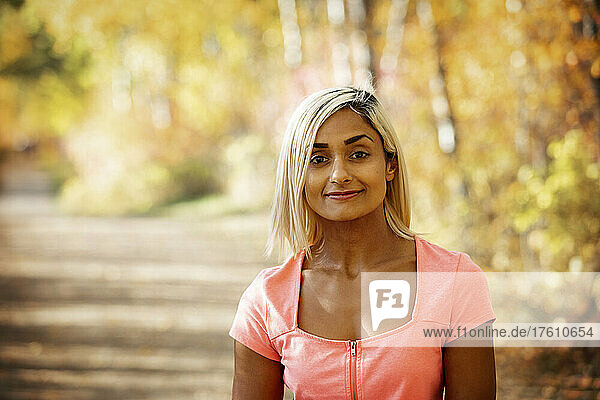 Kopf-Schulter-Porträt einer Frau im Freien in einem Park im Herbst; Edmonton  Alberta  Kanada