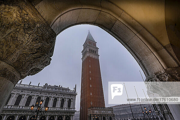 Markusplatz und Campanile (Glockenturm); Venedig  Italien