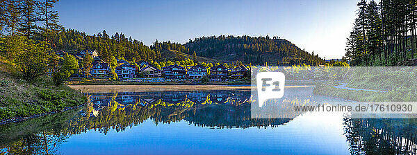 Wohnhäuser in einer Gemeinschaft um den Still Pond bei Sonnenaufgang in Kelowna  BC  Kanada; Kelowna  British Columbia  Kanada