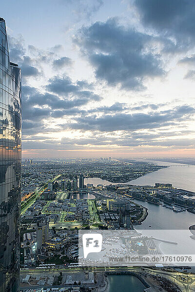 Blick aus dem 66. Stock auf den Persischen Golf in Abu Dhabi City  VAE; Abu Dhabi  Vereinigte Arabische Emirate